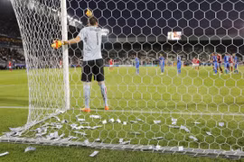 Donnarumma bị cổ động viên ném tiền giả. (Nguồn: mirror)