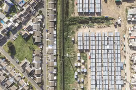 Sự khác biệt giữa khu Strand và Nomzamo ở Cape Town, Nam Phi. (Ảnh: Johnny Miller/​Businessinsider)