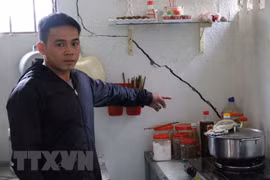 Người dân tố hoạt động nổ mìn là nguyên nhân làm vách nhà nứt toác. (Ảnh: Hưng Thịnh/TTXVN)
