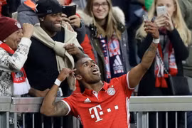 Douglas Costa ăn mừng độc đáo sau khi ghi bàn. (Nguồn: Getty Images)