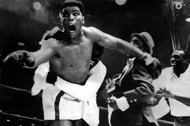 Clay giành chức vô địch thế giới ở tuổi 22 sau khi thách đấu đương kim vô địch Sonny Liston và giành chiến thắng sau 6 hiệp.