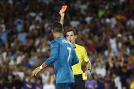 Ronaldo bị truất quyền thi đấu sau khi nhận 2 thẻ vàng. (Nguồn: AP)