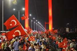 Người biểu tình ủng hộ Chính phủ Thổ Nhĩ Kỳ đã tuần hành trên cầu Bosphorus. (Nguồn: AP)