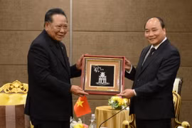Thủ tướng Nguyễn Xuân Phúc tặng quà lưu niệm cho Chủ tịch Hội hữu nghị Thái Lan-Việt Nam Prachuab Chaiyasan. (Ảnh: Sơn Nam/TTXVN)