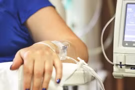 Một bệnh nhân ung thư đang được điều trị. (Nguồn: Healthline)
