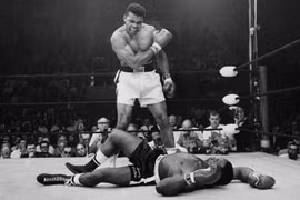Muhammad Ali đánh bai Sonny Liston hồi năm 1965. (Nguồn: AP)