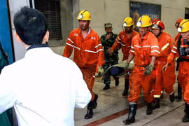 Đưa nạn nhân đến nơi cấp cứu. (Nguồn: AFP)
