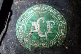 Chiếc áo có logo của Chapecoense tại hiện trường. (Nguồn: RT)