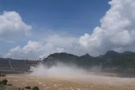 Thủy điện Hòa Bình mở cửa xả lũ. (Ảnh: Nhan Sinh/TTXVN)