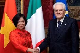 Đại sứ Nguyễn Thị Bích Huệ và Tổng thống Mattarella. (Ảnh: TTXVN)