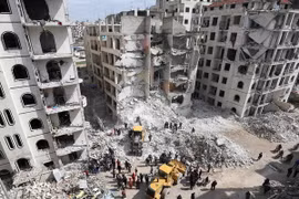 Lực lượng cứu hộ Syria dọn đống đổ nát sau các vụ tấn công ở Idlib. (Nguồn: AFP/Getty Images)
