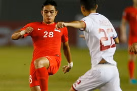 Singapore (áo đỏ) cầm hòa Philippines ở trận ra quân AFF Cup 2016 dù thiếu người. (Nguồn: AP)