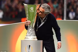 Mourinho đi vào lịch sử bóng đá. (Nguồn: Daily Mail