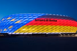 Sân Allianz Arena được chiếu sáng trong chiến dịch đăng cai EURO 2024 của nước Đức. (Nguồn Fcb.de)
