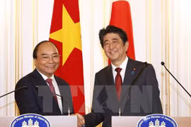 Thủ tướng Nguyễn Xuân Phúc và Thủ tướng Nhật Bản Shinzo Abe tại buổi họp báo. (Ảnh: Thống Nhất/TTXVN)