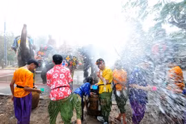 Người dân Thái Lan đón Lễ hội cổ truyền Songkran tại Ayutthaya ngày 11/4. (Ảnh: THX/TTXVN)