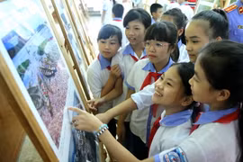 Khách tham quan triển lãm. (Ảnh: Trung Kiên/TTXVN)