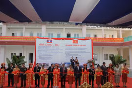 Cắt băng khánh thành 4 công trình xây dựng và cải tạo cơ sở hạ tầng giáo dục Việt Nam giúp Lào. (Nguồn: http://nhandan.com.vn)