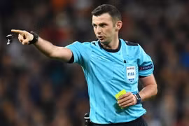 Trọng tài Michael Oliver. (Nguồn: GiveMeSport)