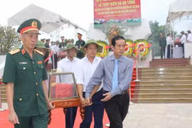 Các đại biểu và đông đảo người dân tiễn đưa anh linh các liệt sỹ về với đất mẹ quê hương. (Ảnh: Võ Dung/TTXVN)