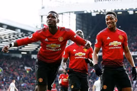 Pogba (trái) lập cú đúp từ chấm 11m. (Nguồn: Daily Mail)