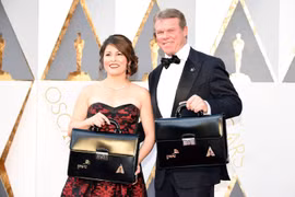 Brian Cullinan và Martha Ruiz. (Nguồn: Getty Images)