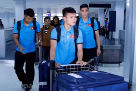 Cầu thủ Quang Hải và đồng đội hành quân đến Lào chuẩn bị cho trận ra quân. (Ảnh: Phạm Kiên/Vietnam+)