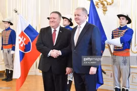 Ngoại trưởng Mỹ Mike Pompeo (trái) hội kiến Tổng thống Slovakia Andrej Kiska. (Nguồn: Getty Images)