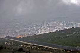 Hàng rào ngăn cách khu vực Cao nguyên Golan do Israel chiếm đóng, gần thị trấn Majdal Shams, với Syria, ngày 25/3/2019. (Ảnh: AFP/ TTXVN)
