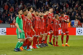 Niềm vui của các cầu thủ Bayern Munich sau trận đấu.