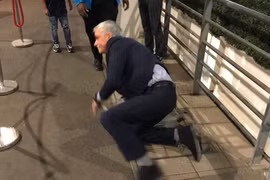 Mourinho ngã khi vội vàng vào sân theo dõi trận Anh-Tây Ban Nha.