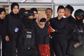 Cảnh sát áp giải nghi phạm Siti Aisyah (giữa) tới tòa án ở ngoại ô Kuala Lumpur, Malaysia ngày 14/12. (Ảnh: AFP/TTXVN)