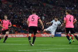 Adam Lallana đánh đầu tung lưới Scotland. (Nguồn: Reuters)