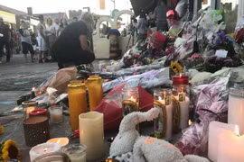 Người dân đặt hoa và nến cầu nguyện cho 2 nạn nhân xấu số. (Nguồn: ctvnews.ca)