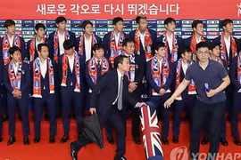 Các thành viên tuyển Hàn Quốc bị ném trứng thối. (Nguồn: Yonhap)
