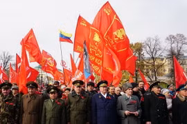 Dòng người viếng Lăng Lenin giương cao cờ của các Đảng Cộng sản và Công nhân thế giới. (Ảnh: Tâm Hằng/TTXVN)