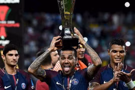 Alves nâng cao danh hiệu đầu tiên của PSG. (Nguồn: Ouest-France)