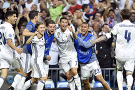 Niềm vui của các cầu thủ Real Madrid sau khi Ronaldo ghi bàn. (Nguồn: AFP/Getty Images)