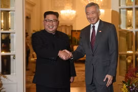 Nhà lãnh đạo Triều Tiên Kim Jong-un gặp Thủ tướng Singapore Lý Hiển Long. (Nguồn: AFP/TTXVN)