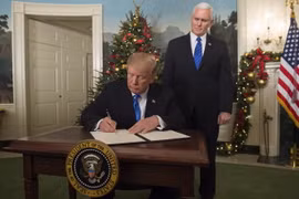 Tổng thống Mỹ Donald Trump (trái) ký tuyên bố công nhận Jerusalem là thủ đô của Israel tại Washington DC., ngày 6/12. (Nguồn: AFP/TTXVN)