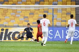 U16 Indonesia (áo đỏ) khiến U16 Iran nhận thất bại.