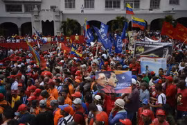 Những người ủng hộ Chính phủ của Tổng thống Venezuela Nicolas Maduro tuần hành tại Caracas. (Ảnh: AFP/TTXVN)