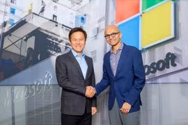 Park Jung-ho (trái), Giám đốc điều hành của SK Telecom và Satya Nadella (phải), Giám đốc điều hành của Microsoft. (Nguồn: Yonhap)