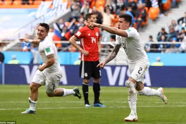 Uruguay lần đầu thắng trận ra quân tại World Cup kể từ năm 1970.