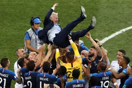 Didier Deschamps ăn mừng chiến thắng cùng học trò. (Nguồn: Getty Images)