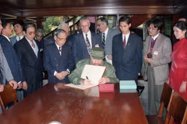 Đàn đại biểu Đảng và Nhà nước Cuba do Chủ tịch Phidel Castro Ruz dẫn đầu đến đặt vòng hoa vào Lăng viếng Chủ tịch Hồ Chí Minh thăm nơi ở và làm việc của Người. (Ảnh: Minh Điền/TTXVN)