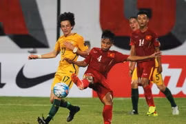 U161 Việt Nam (áo đỏ) đánh bại U16 Australia (Nguồn: sportstarlive)