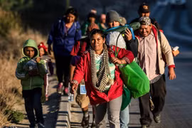 Người di cư Trung Mỹ tại khu vực Tijuana, Mexico, trong hành trình tới Mỹ. (Ảnh: AFP/TTXVN)