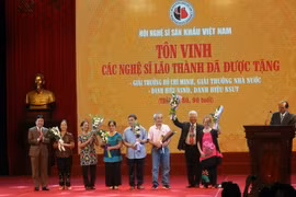 Hội Nghệ sỹ sân khấu Việt Nam tôn vinh các nghệ sỹ lão thành và các tác giả đoạt Giải thưởng Hồ Chí Minh và Giải thưởng Nhà nước. (Ảnh: Huy Hùng/TTXVN)