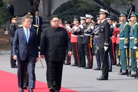 Tổng thống Hàn Quốc Moon Jae-in và Nhà lãnh đạo Triều Tiên Kim Jong-un duyệt đội danh dự tại quảng trường ở làng đình chiến Panmunjom ngày 27/4. (Nguồn: YONHAP/TTXVN)